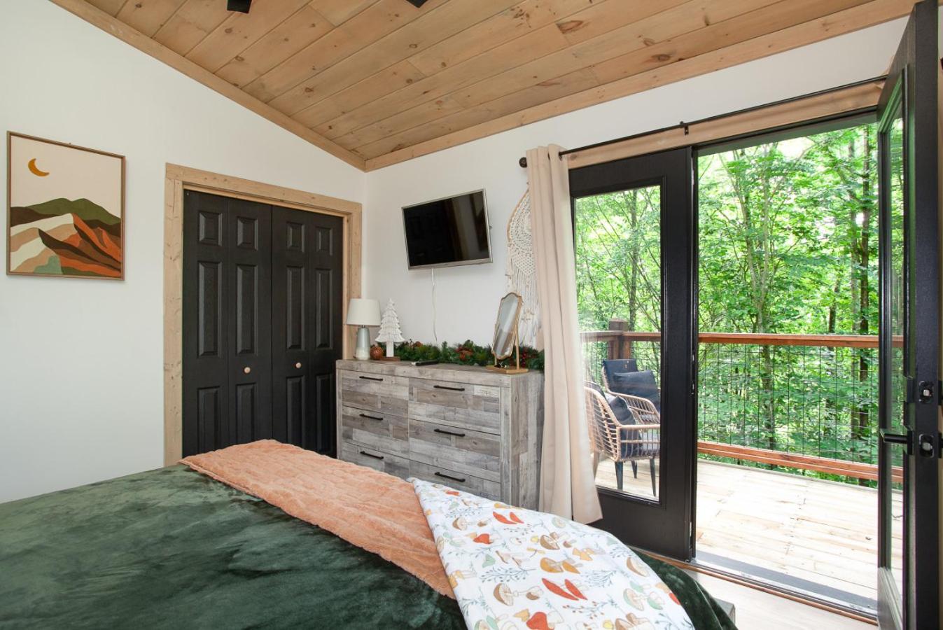 Smoky Mountain Dove | Hot Tub, Firepit, Fireplace