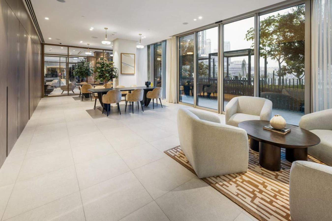 Luxury 2BR Apartment in Downtown Dubai