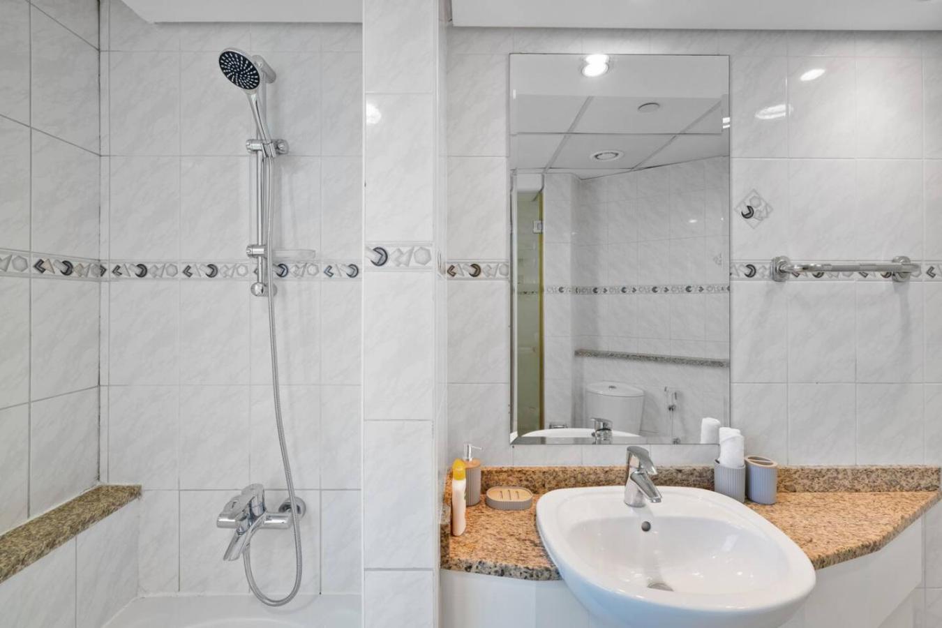 Elegant Haven and Spacious 2BR in Lake Terrace