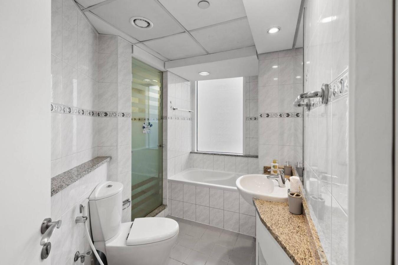 Elegant Haven and Spacious 2BR in Lake Terrace