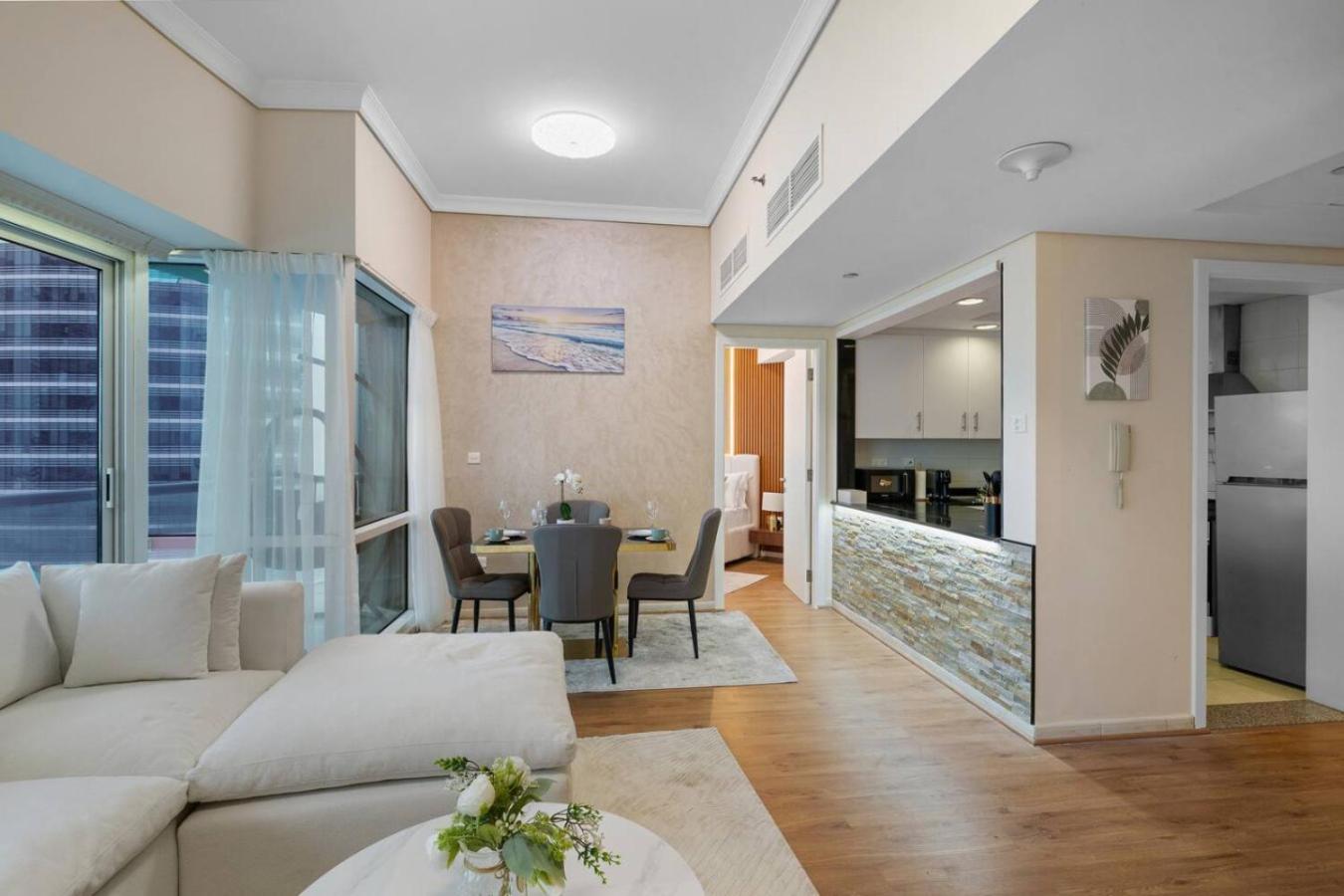 Elegant Haven and Spacious 2BR in Lake Terrace
