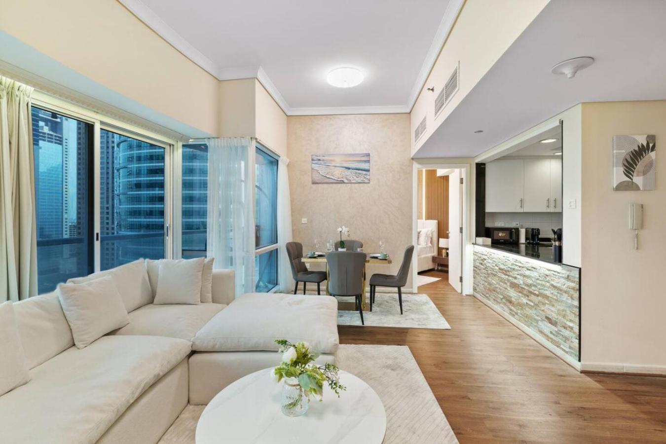 Elegant Haven and Spacious 2BR in Lake Terrace