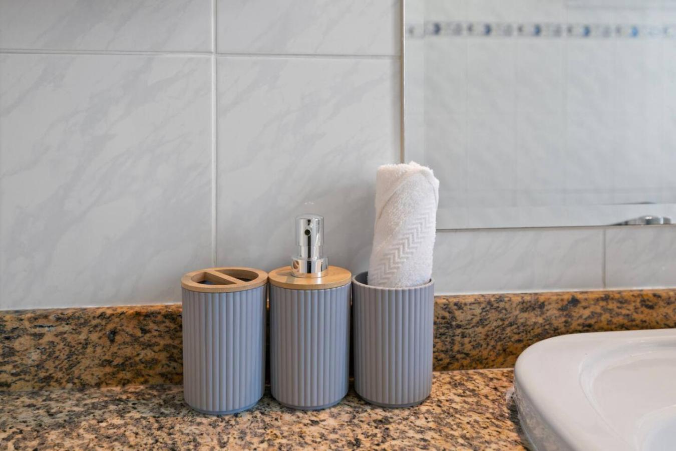 Elegant Haven and Spacious 2BR in Lake Terrace