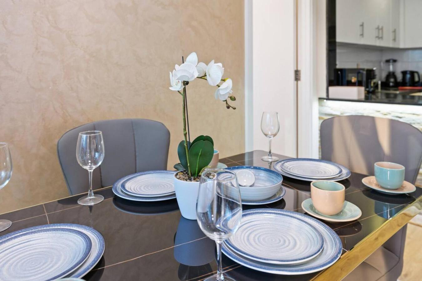 Elegant Haven and Spacious 2BR in Lake Terrace