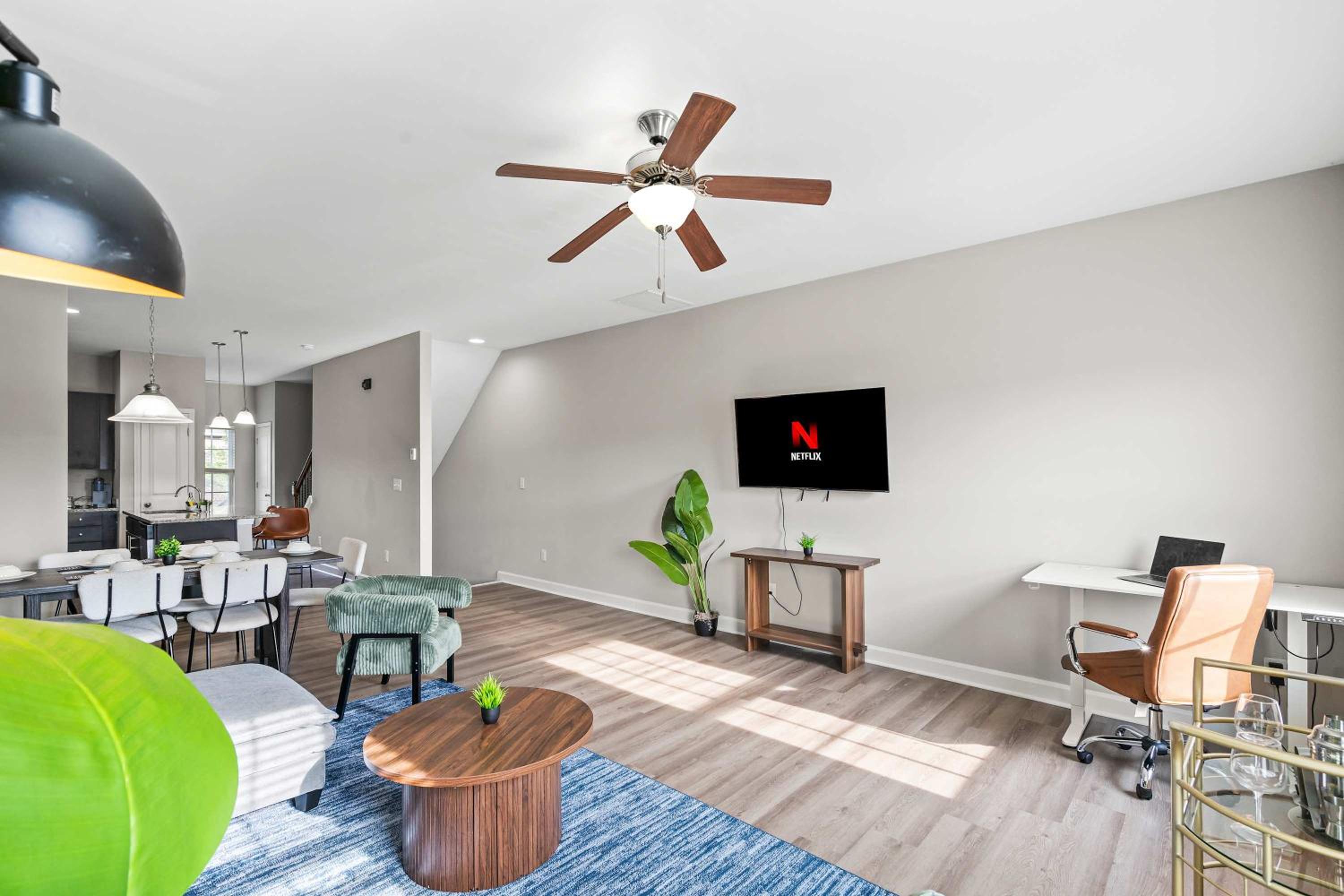 Upscale King 3BR Townhouse in Pineville