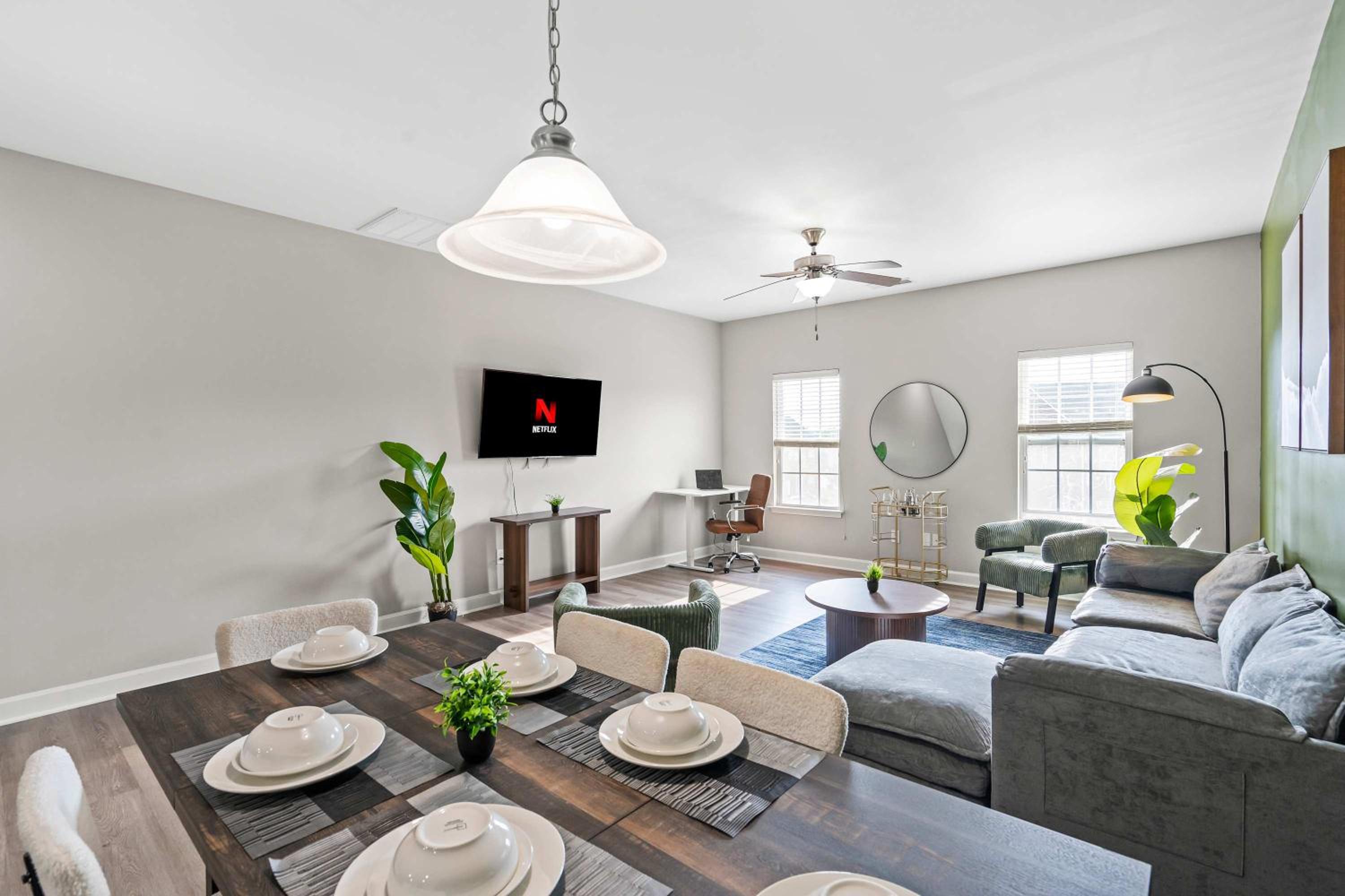 Upscale King 3BR Townhouse in Pineville