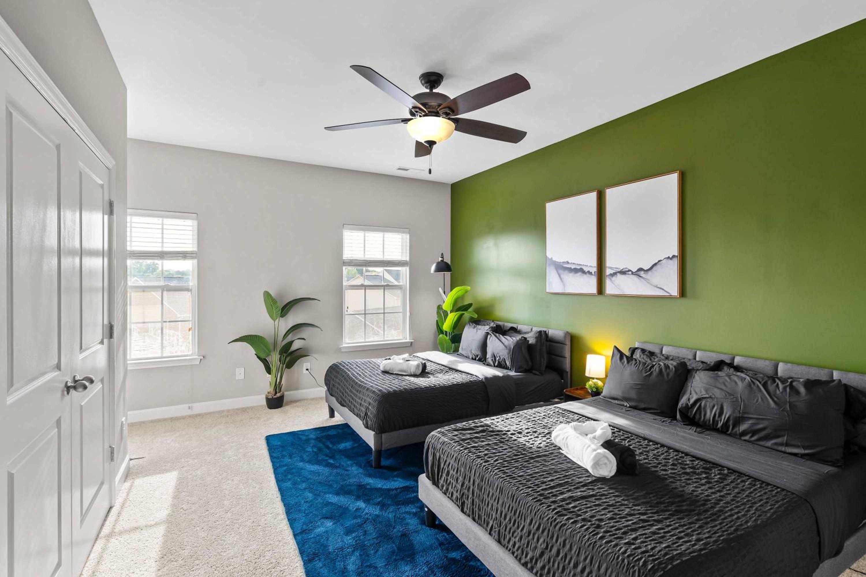 Upscale King 3BR Townhouse in Pineville