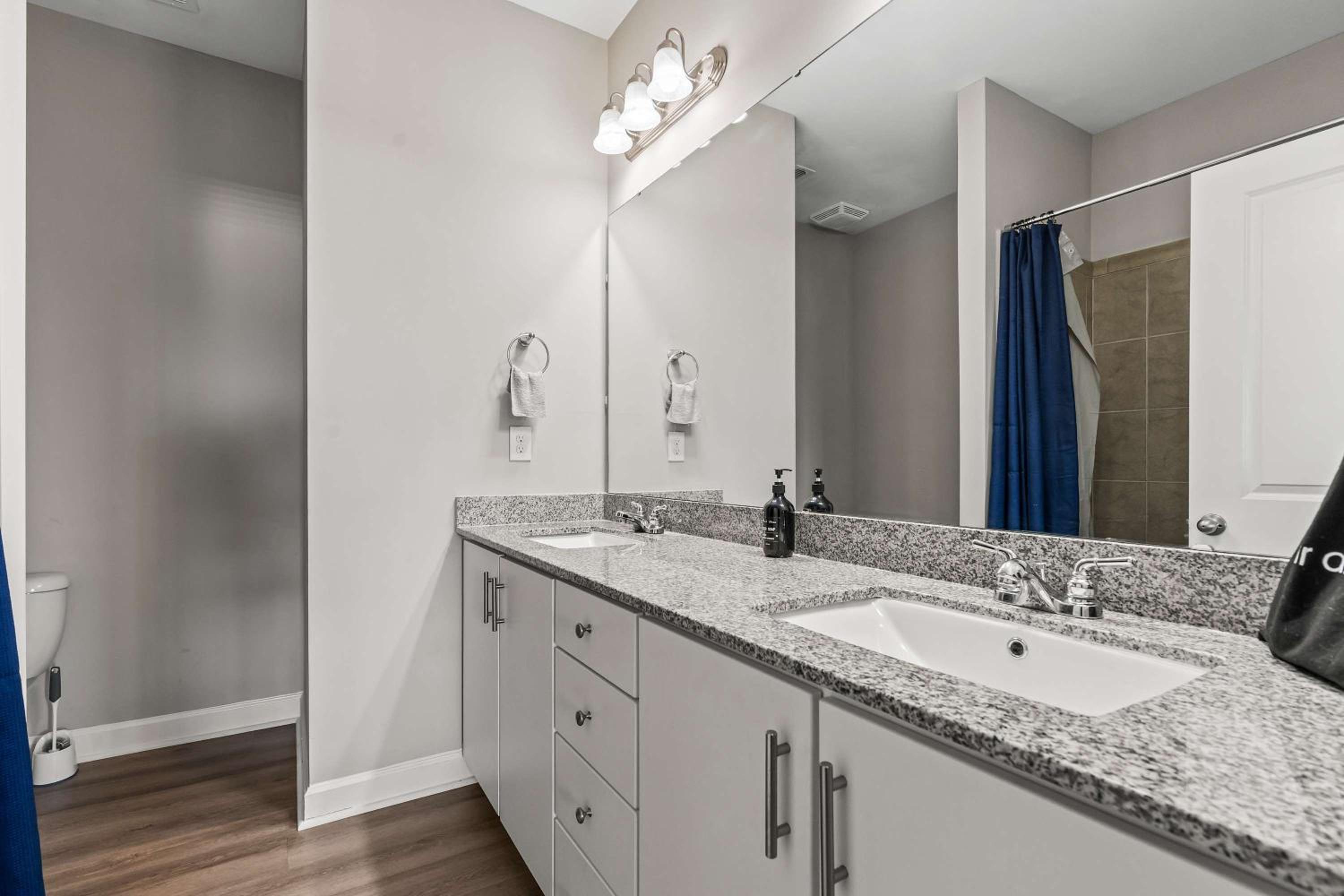 Upscale King 3BR Townhouse in Pineville