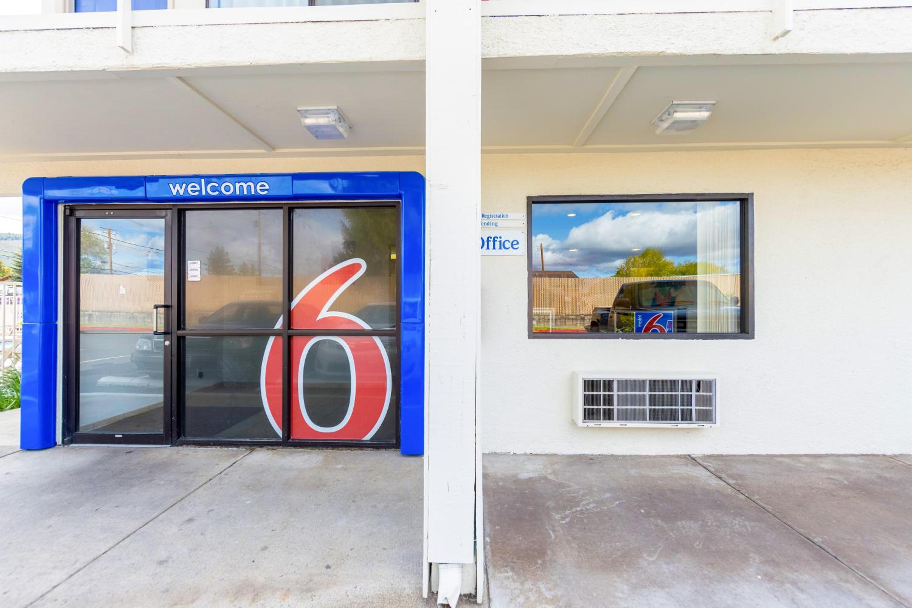 Klamath Falls Vacations - Motel 6-Klamath Falls, OR - Property Image 4