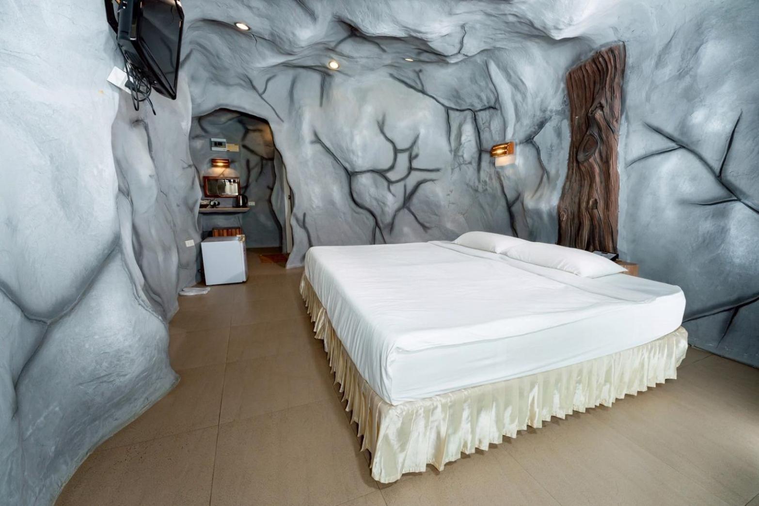 19 Degrees Resort