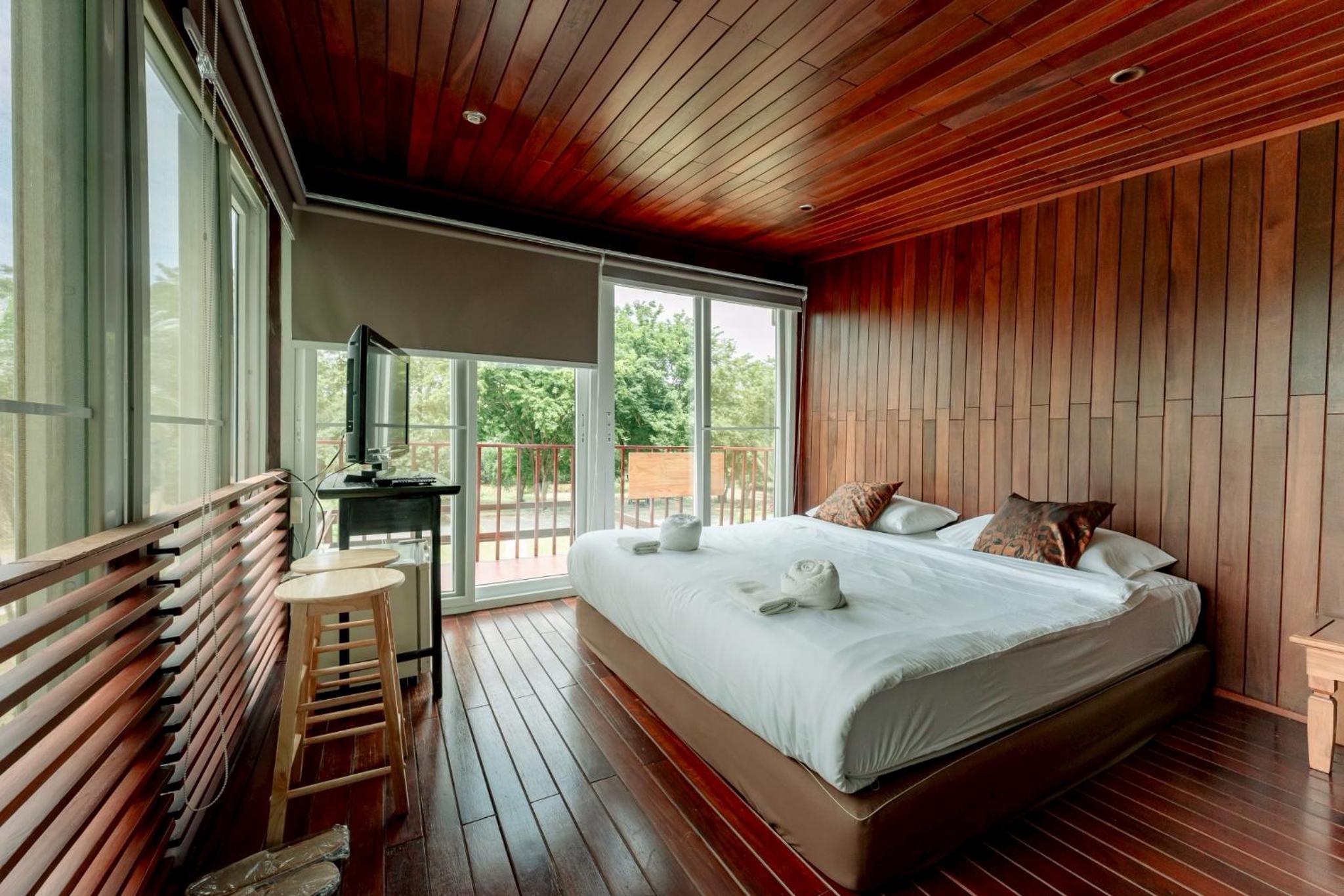 19 Degrees Resort