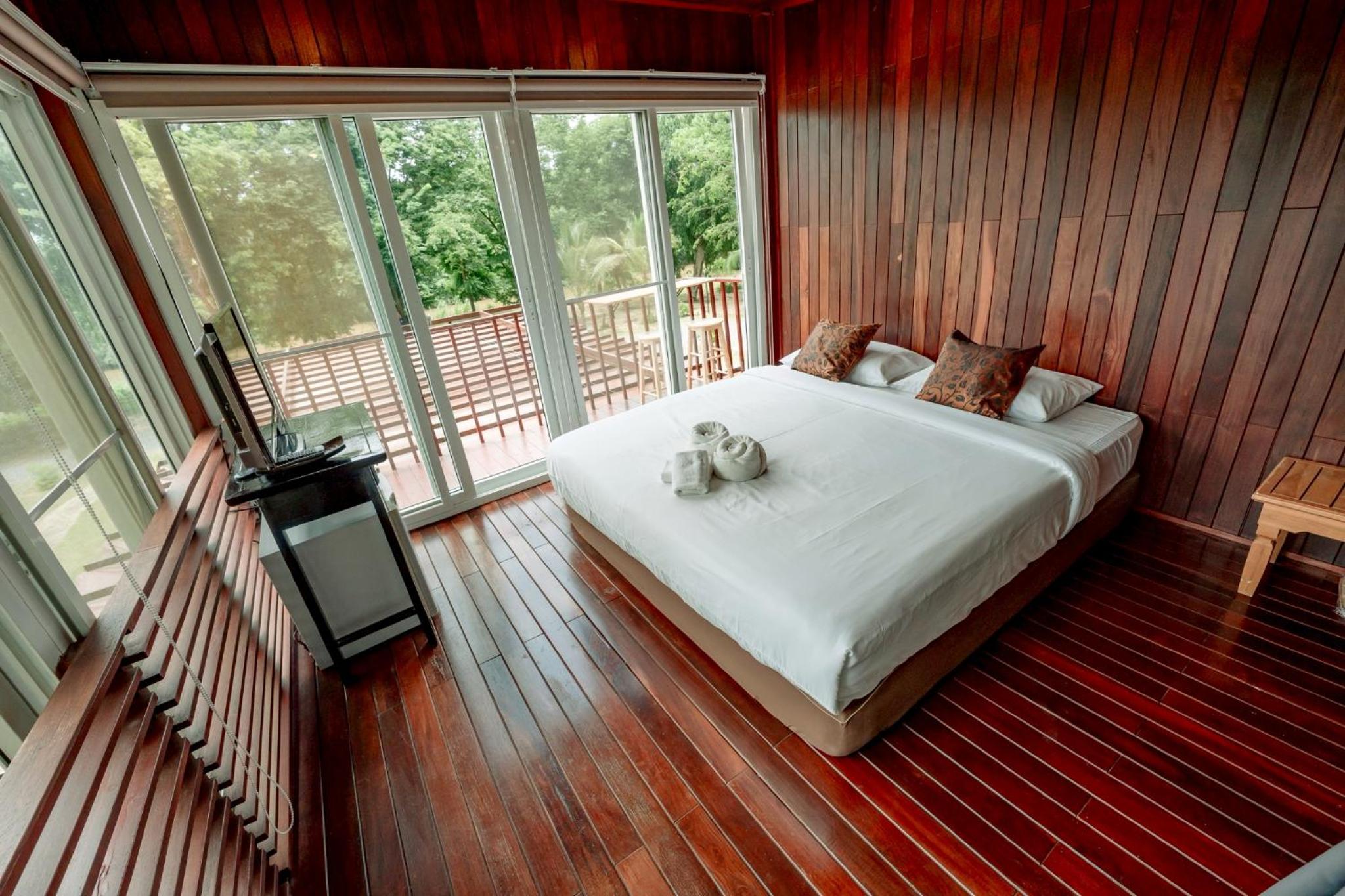 19 Degrees Resort