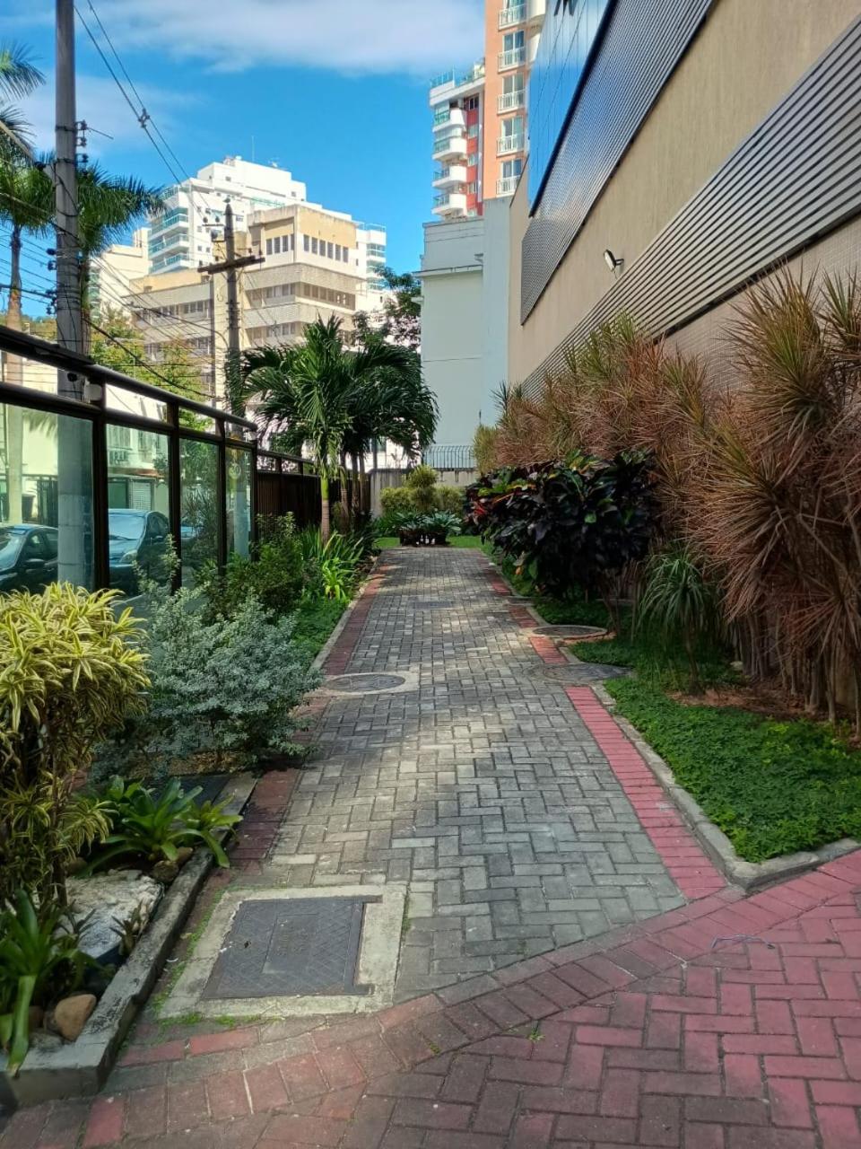 Suite, 2quartos, cozinha completa, varandão, 2 vagas de garagem