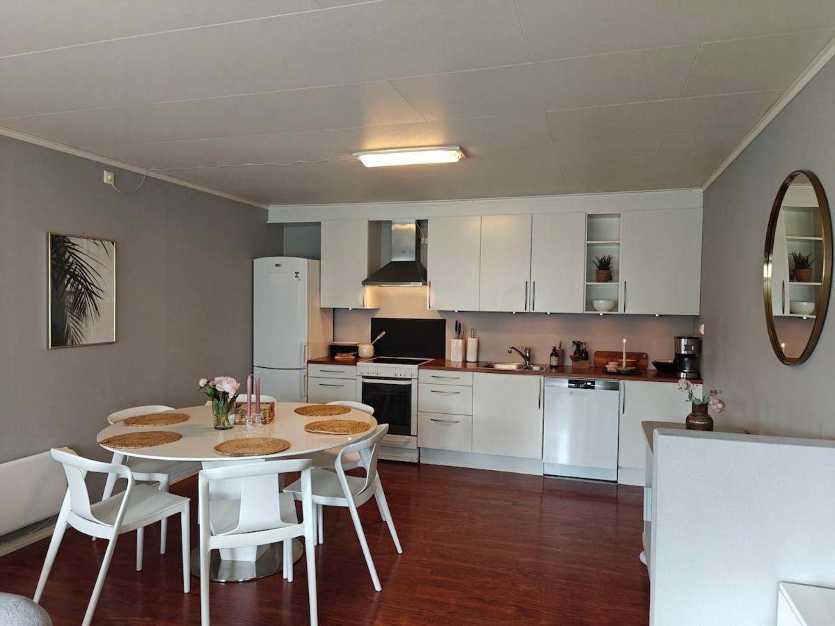 Bright & Spacious Apartment by the Sea, Free Parking, 10min to Airport, 12min to Ålesund