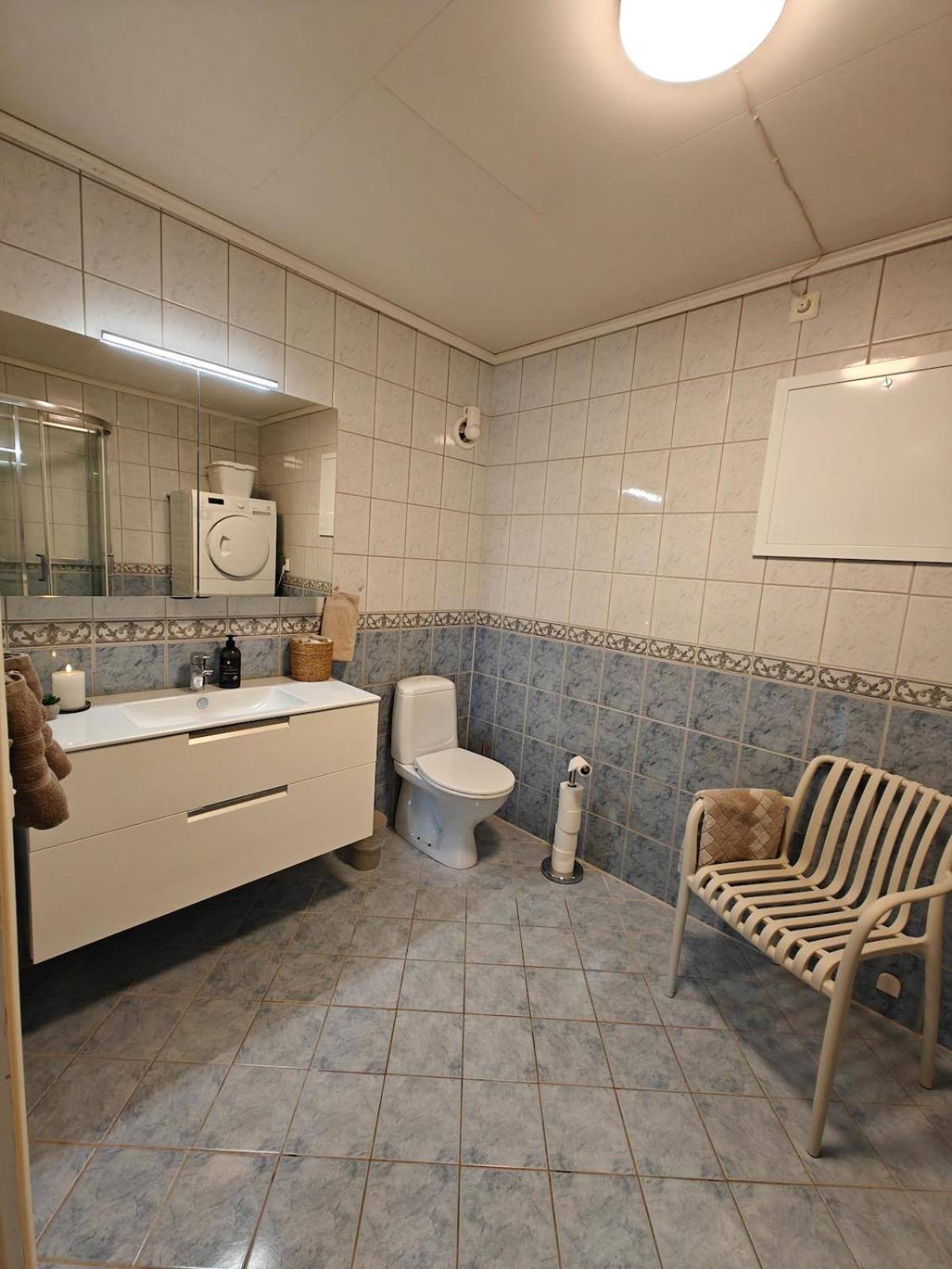 Bright & Spacious Apartment by the Sea, Free Parking, 10min to Airport, 12min to Ålesund