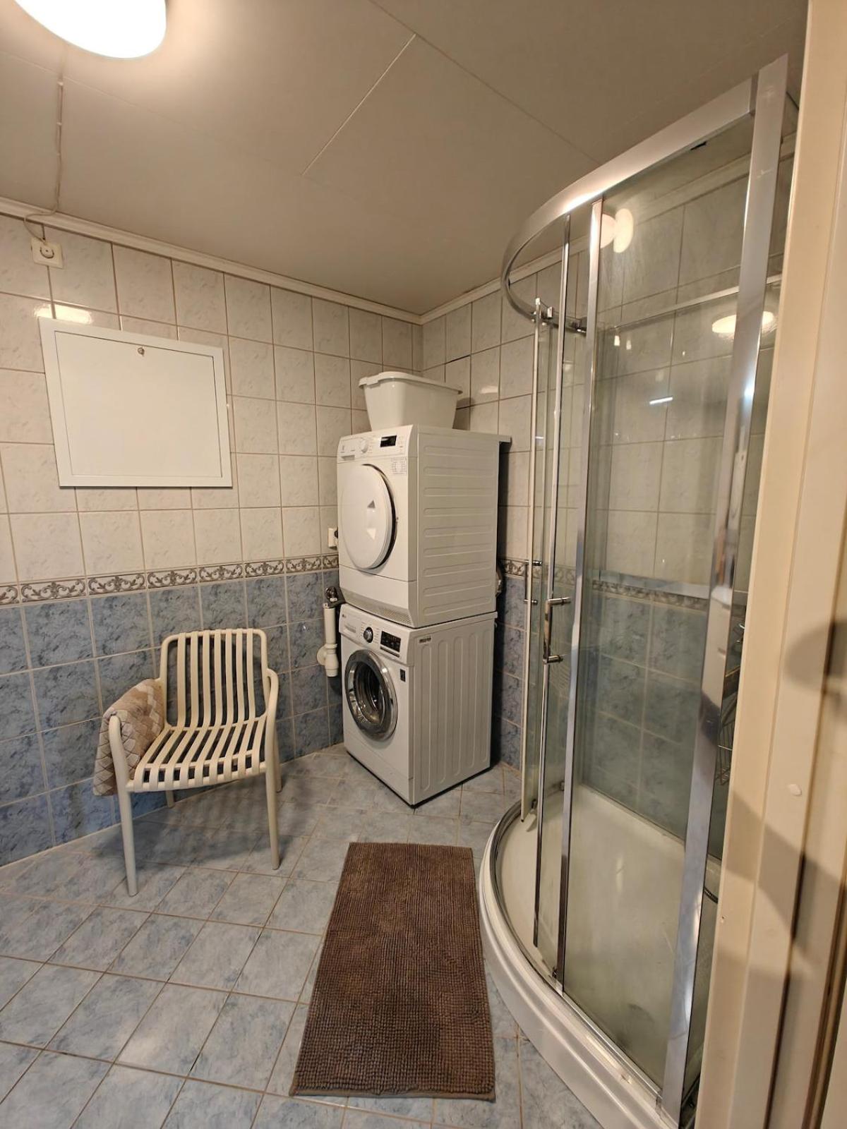 Bright & Spacious Apartment by the Sea, Free Parking, 10min to Airport, 12min to Ålesund