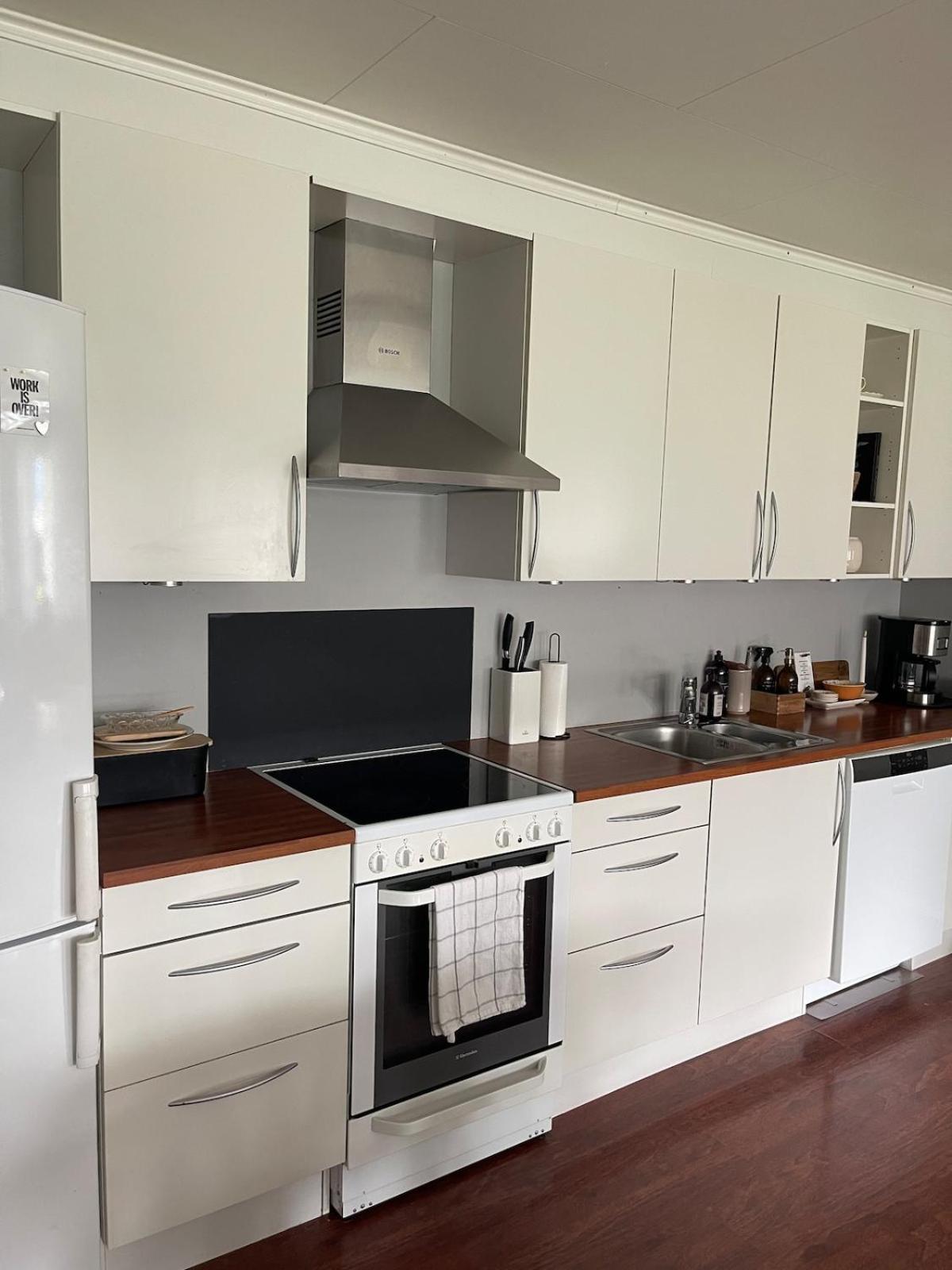 Bright & Spacious Apartment by the Sea, Free Parking, 10min to Airport, 12min to Ålesund
