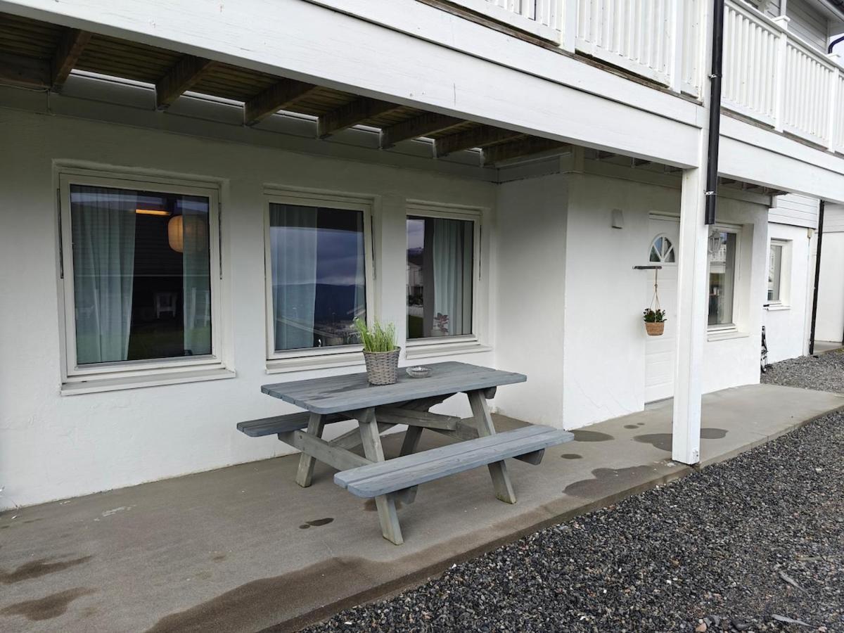 Bright & Spacious Apartment by the Sea, Free Parking, 10min to Airport, 12min to Ålesund