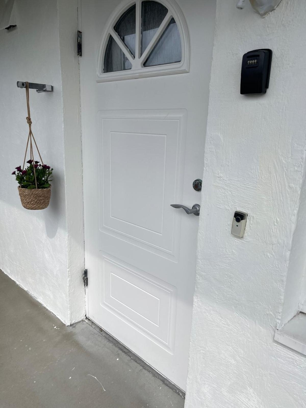 Bright & Spacious Apartment by the Sea, Free Parking, 10min to Airport, 12min to Ålesund