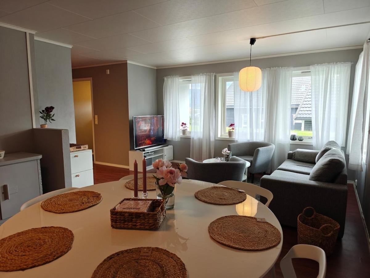 Bright & Spacious Apartment by the Sea, Free Parking, 10min to Airport, 12min to Ålesund
