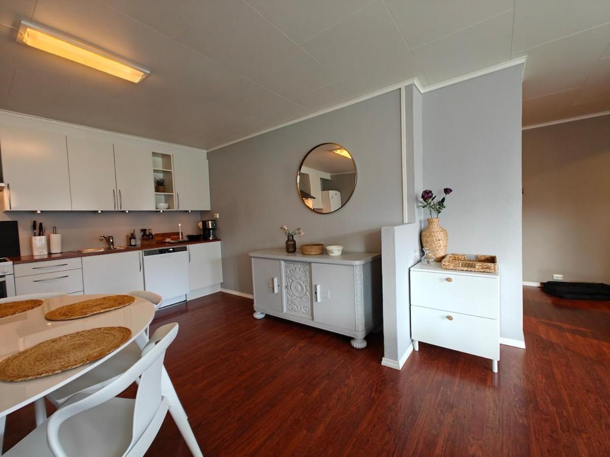 Bright & Spacious Apartment by the Sea, Free Parking, 10min to Airport, 12min to Ålesund