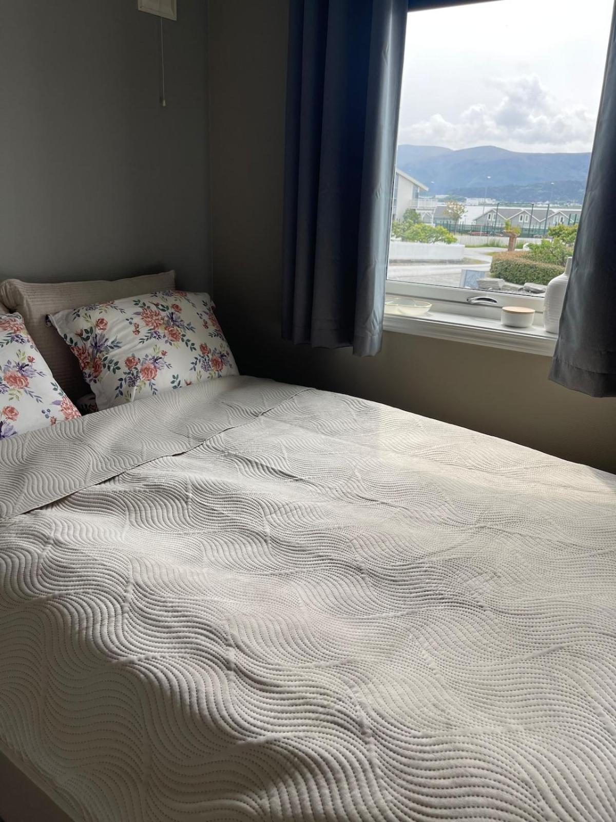 Bright & Spacious Apartment by the Sea, Free Parking, 10min to Airport, 12min to Ålesund