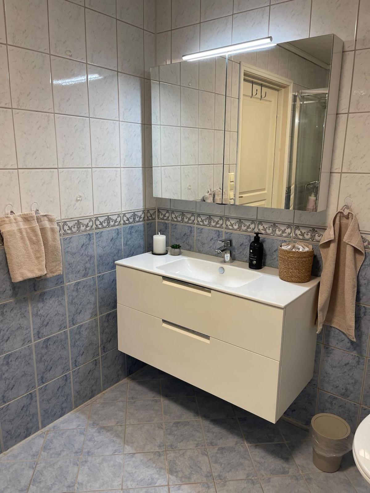 Bright & Spacious Apartment by the Sea, Free Parking, 10min to Airport, 12min to Ålesund