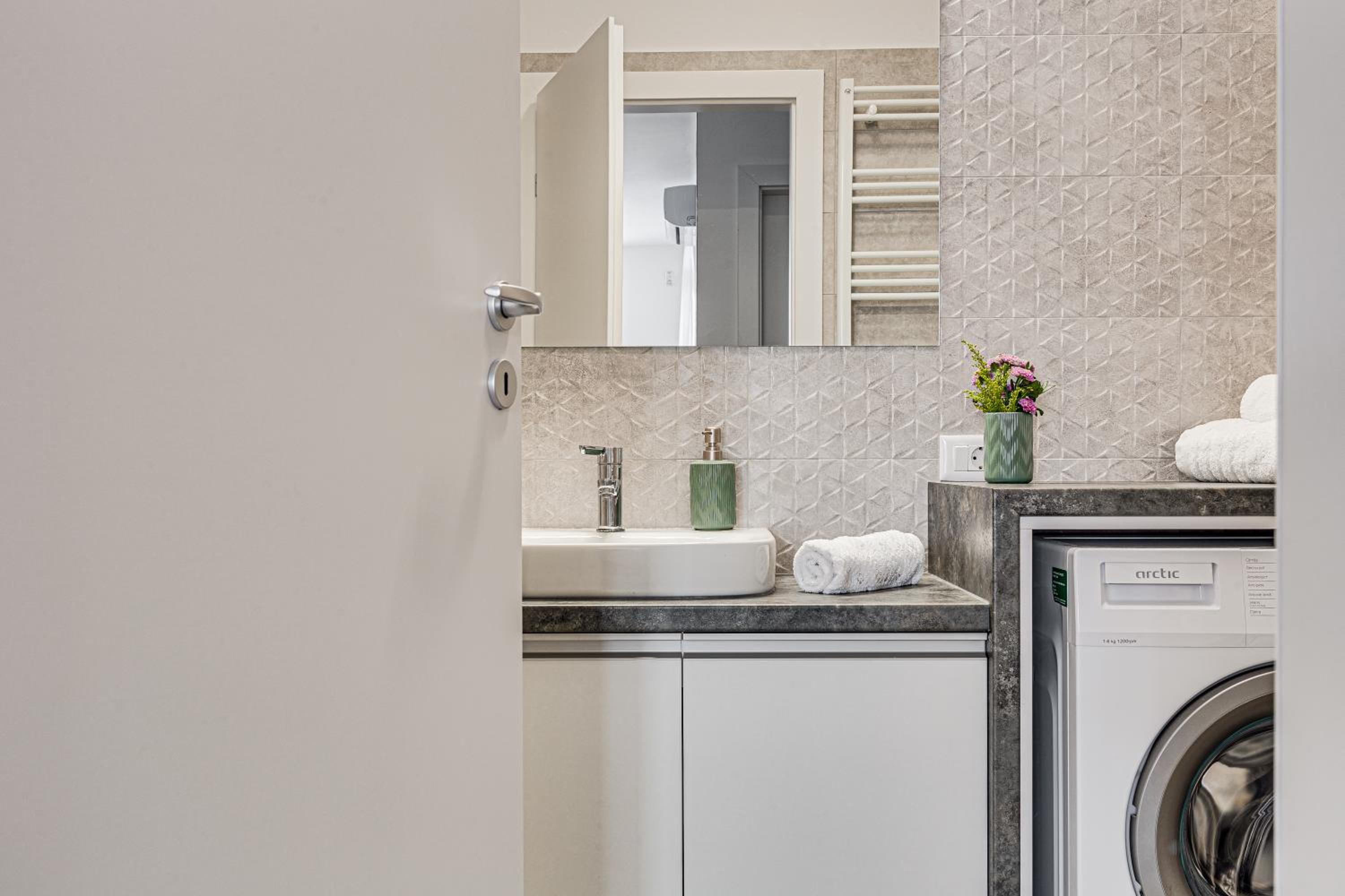 ARI AQUA Apartment with Balcony