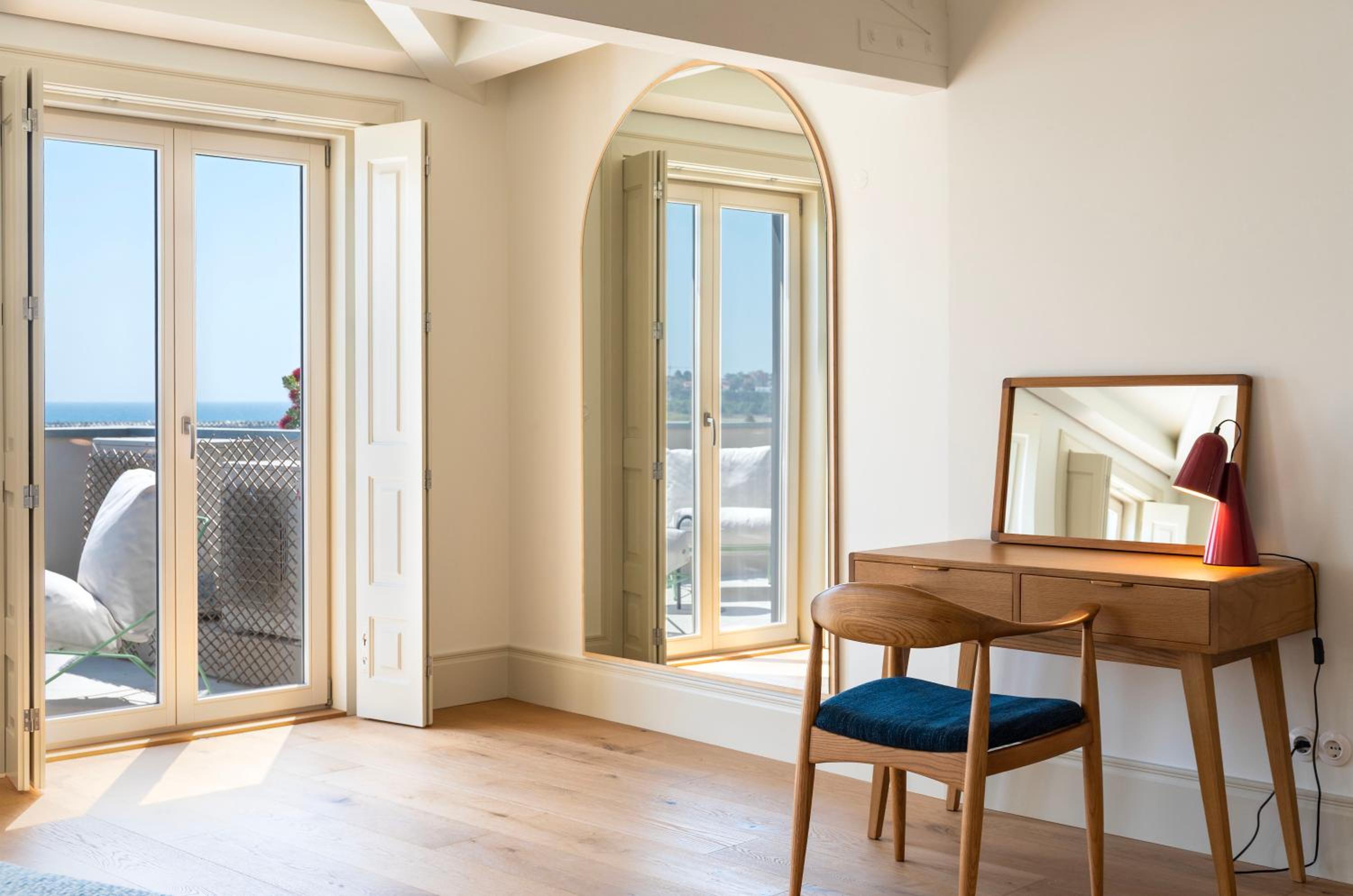 Oceanfront Villa Near Porto Historical Centre