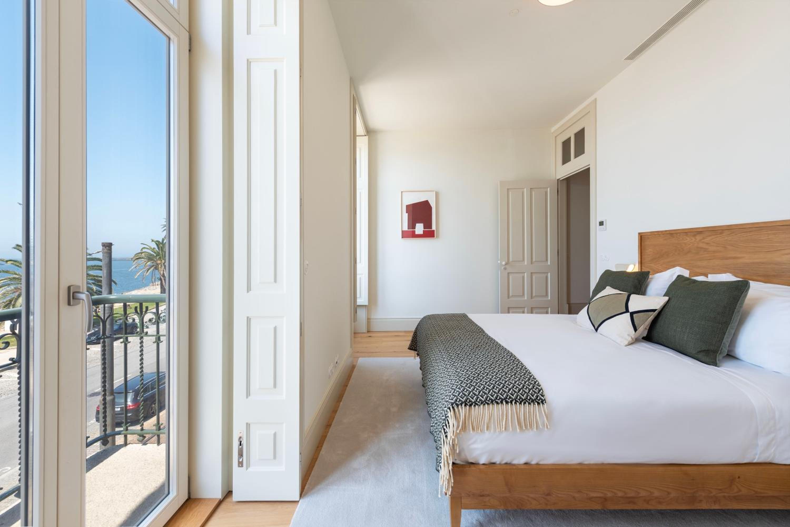 Oceanfront Villa Near Porto Historical Centre