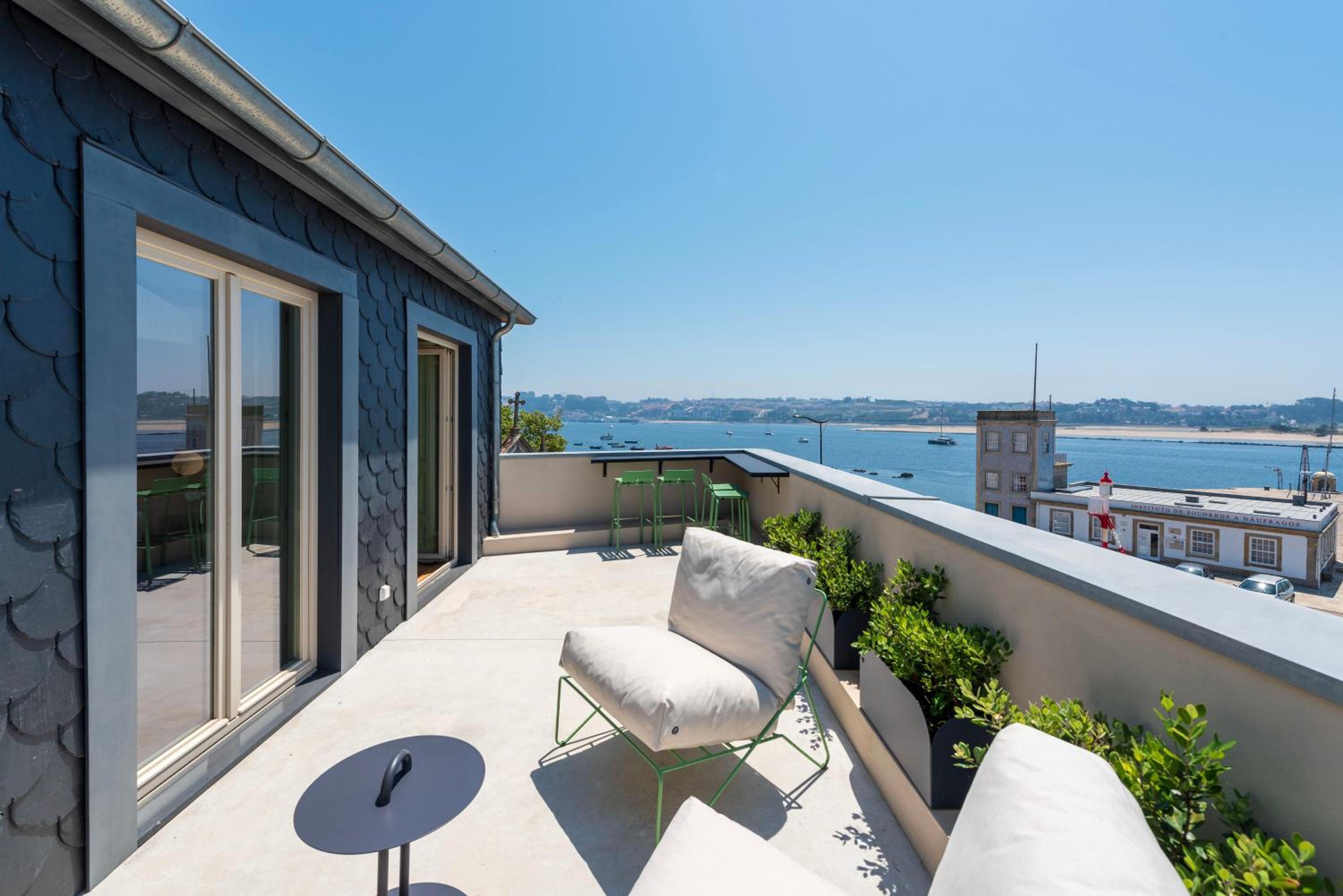 Oceanfront Villa Near Porto Historical Centre