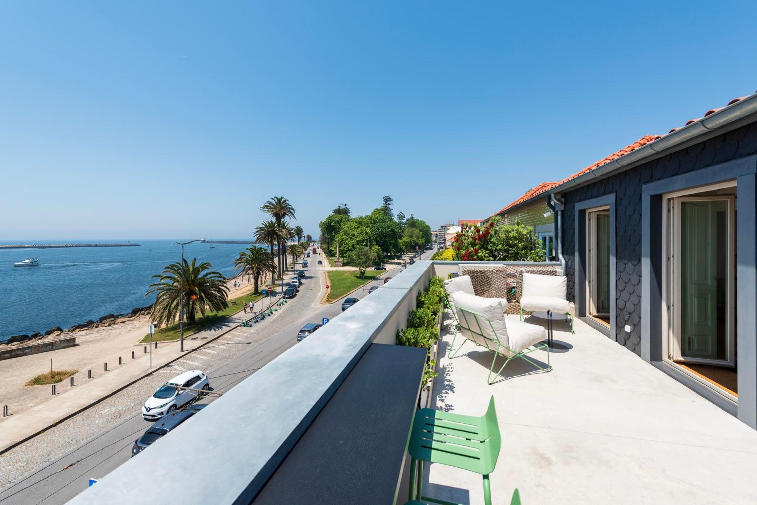 Oceanfront Villa Near Porto Historical Centre