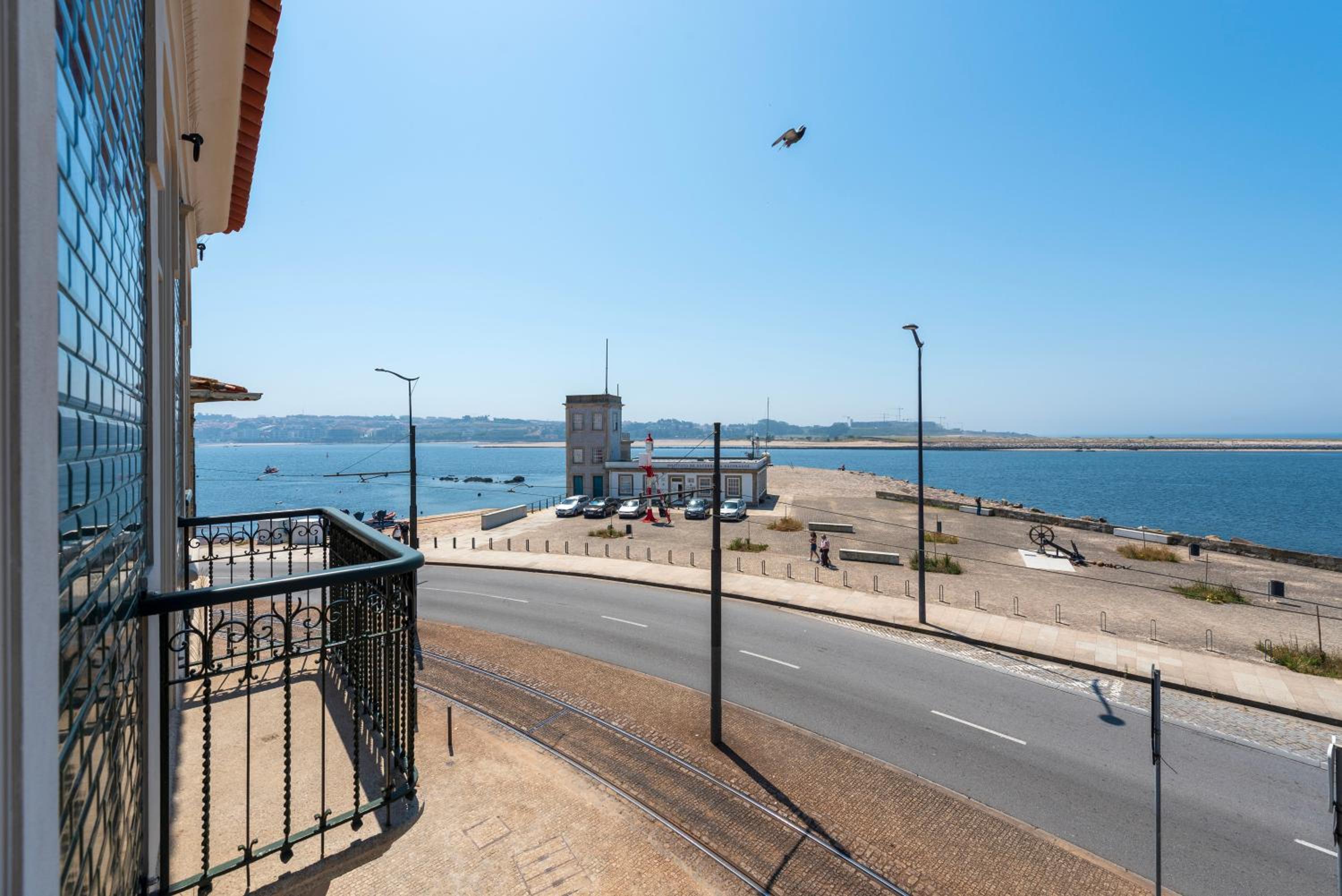 Oceanfront Villa Near Porto Historical Centre