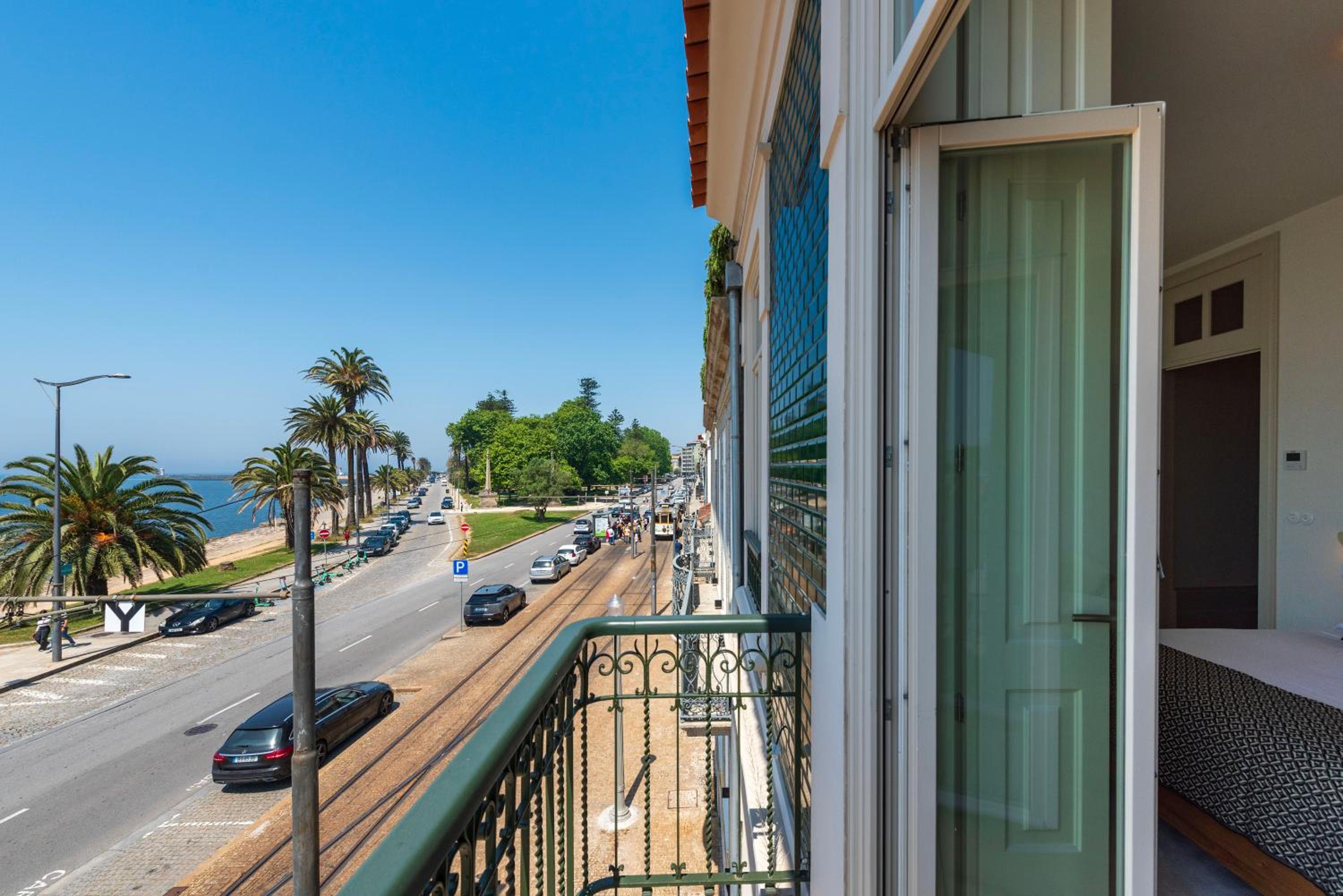 Oceanfront Villa Near Porto Historical Centre