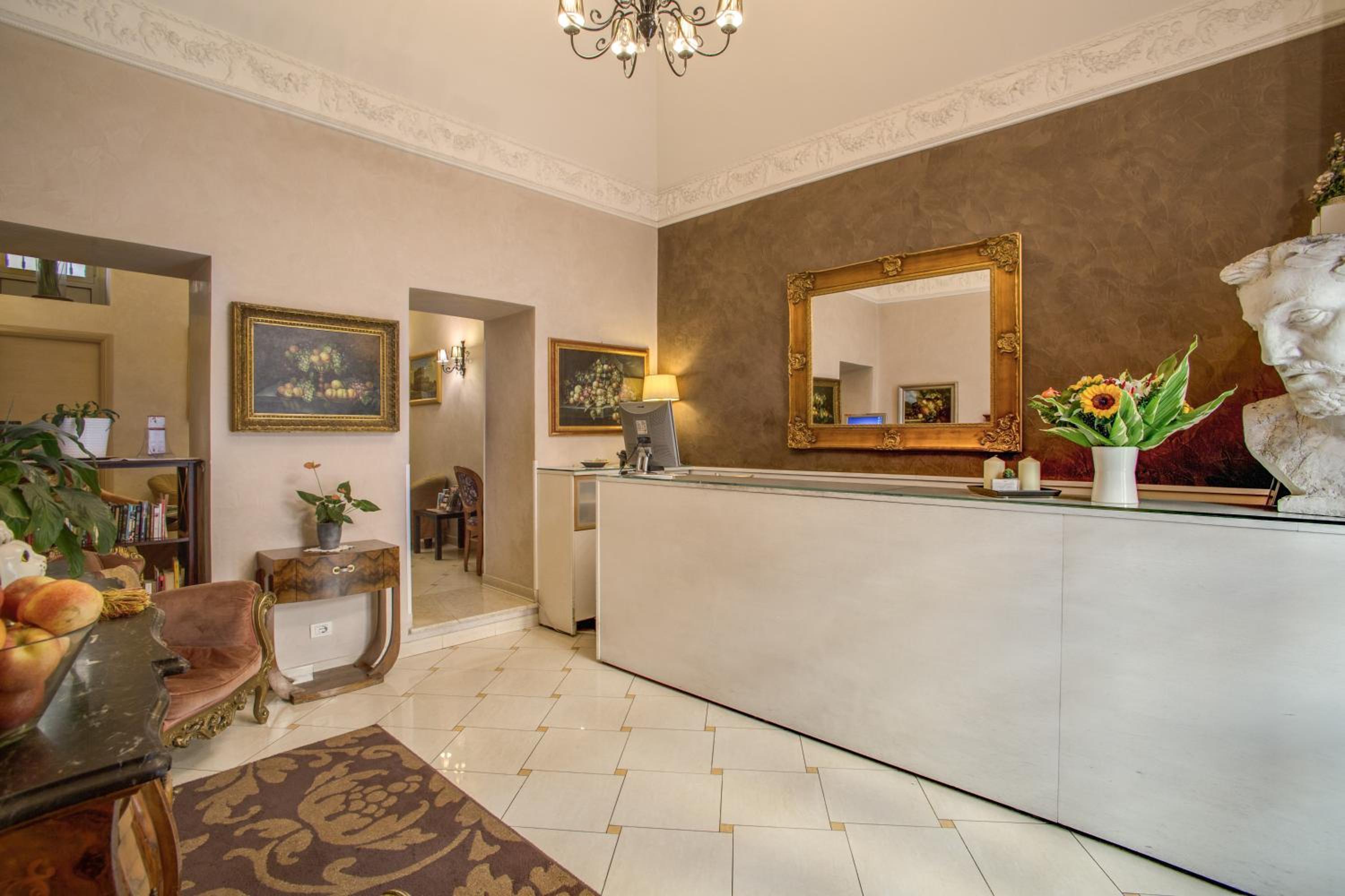 Hotel Caravaggio en Rome — recepcion & lobby