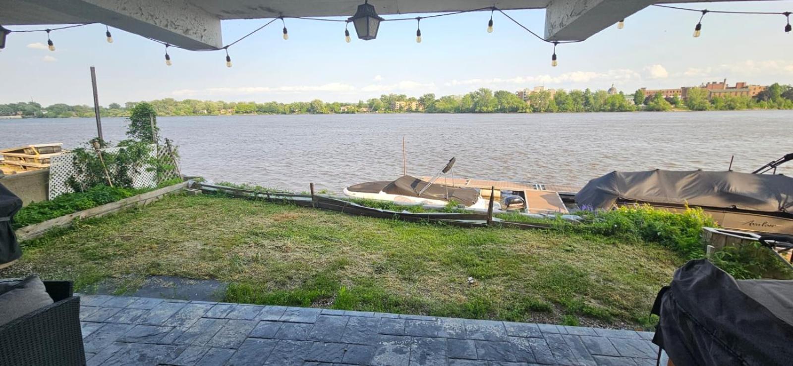 Lovely loft on the water, with free parking