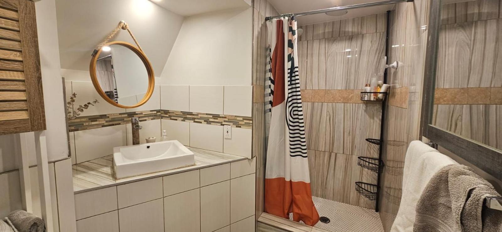 Lovely loft on the water, with free parking