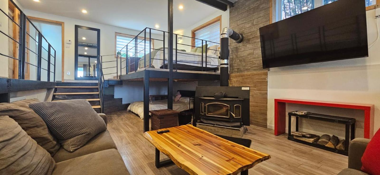 Lovely loft on the water, with free parking