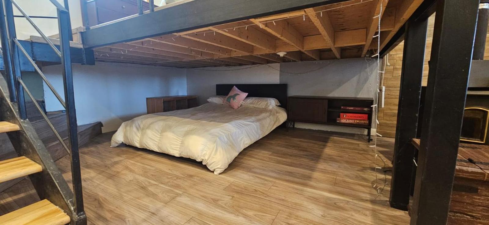 Lovely loft on the water, with free parking