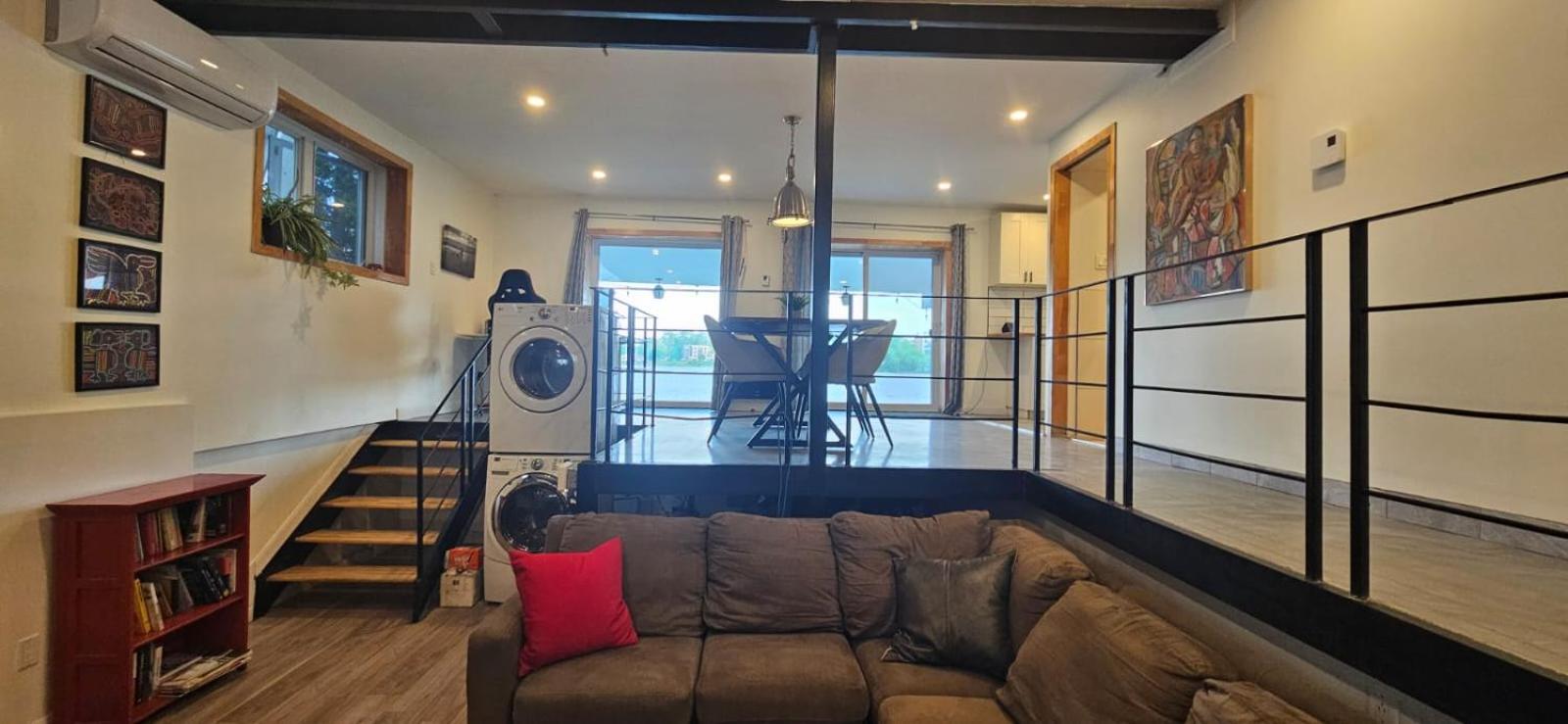 Lovely loft on the water, with free parking