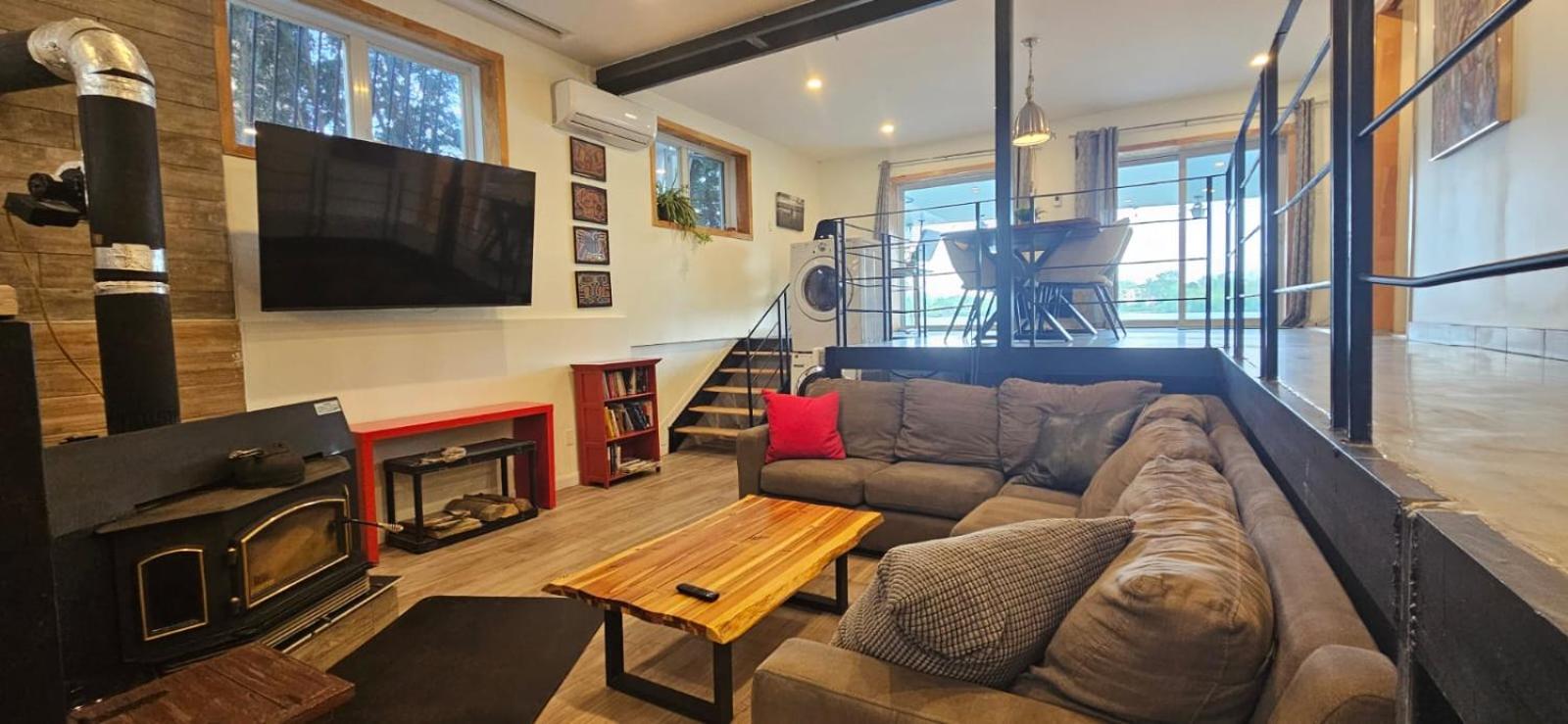 Lovely loft on the water, with free parking