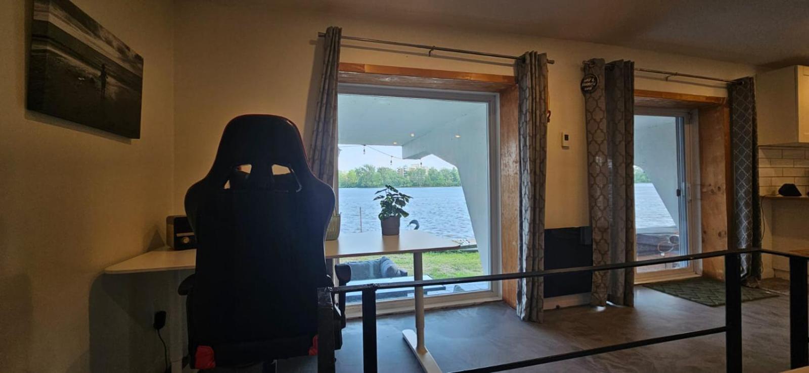 Lovely loft on the water, with free parking