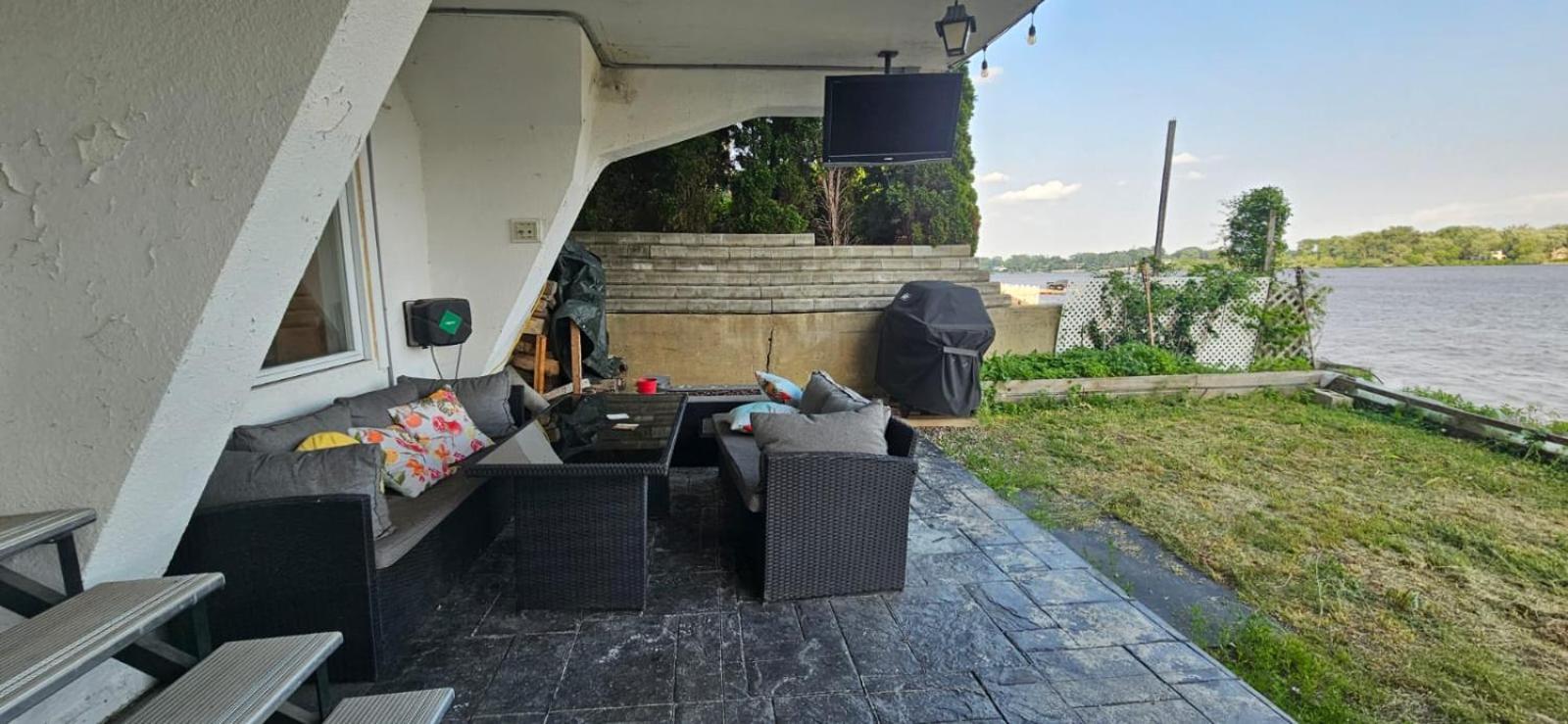 Lovely loft on the water, with free parking
