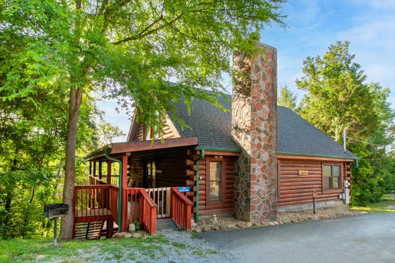 Mountaintop RnR Hot Tub Roku TVs Fireplace
