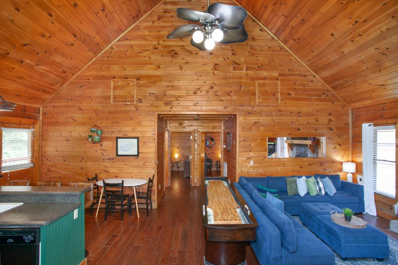 Mountaintop RnR Hot Tub Roku TVs Fireplace