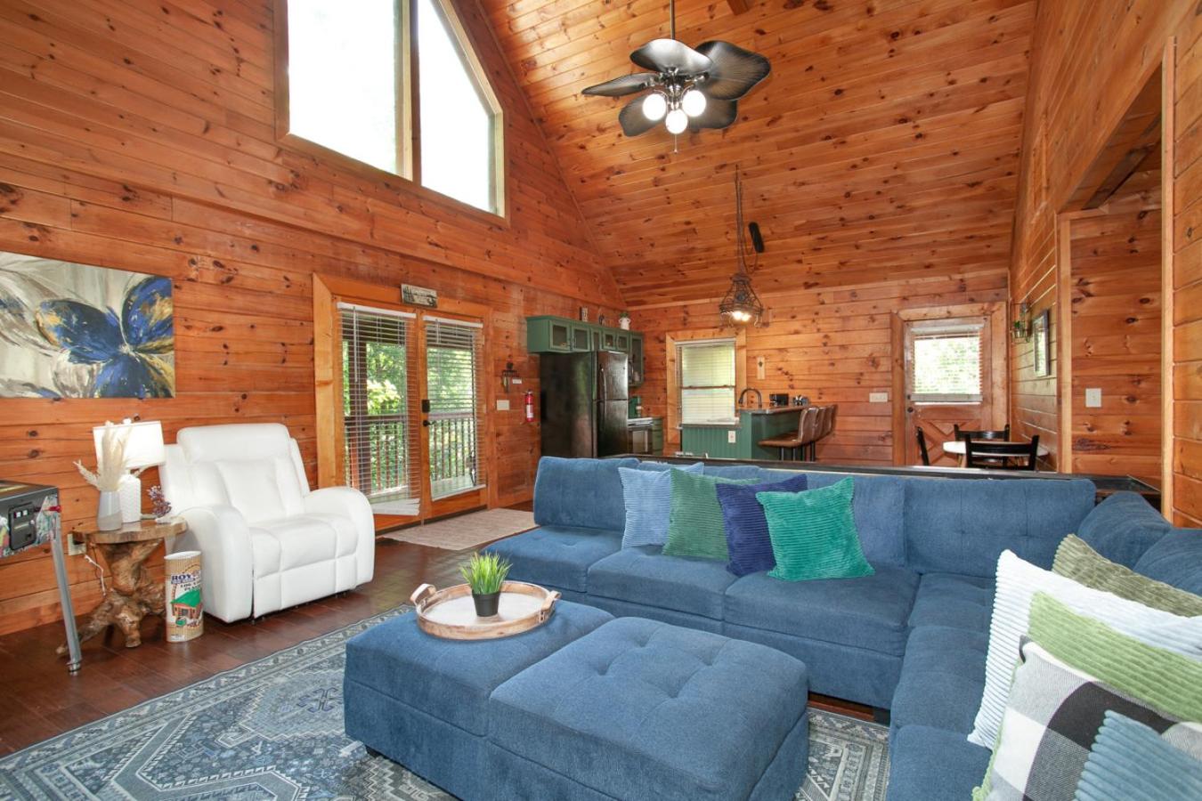 Mountaintop RnR Hot Tub Roku TVs Fireplace
