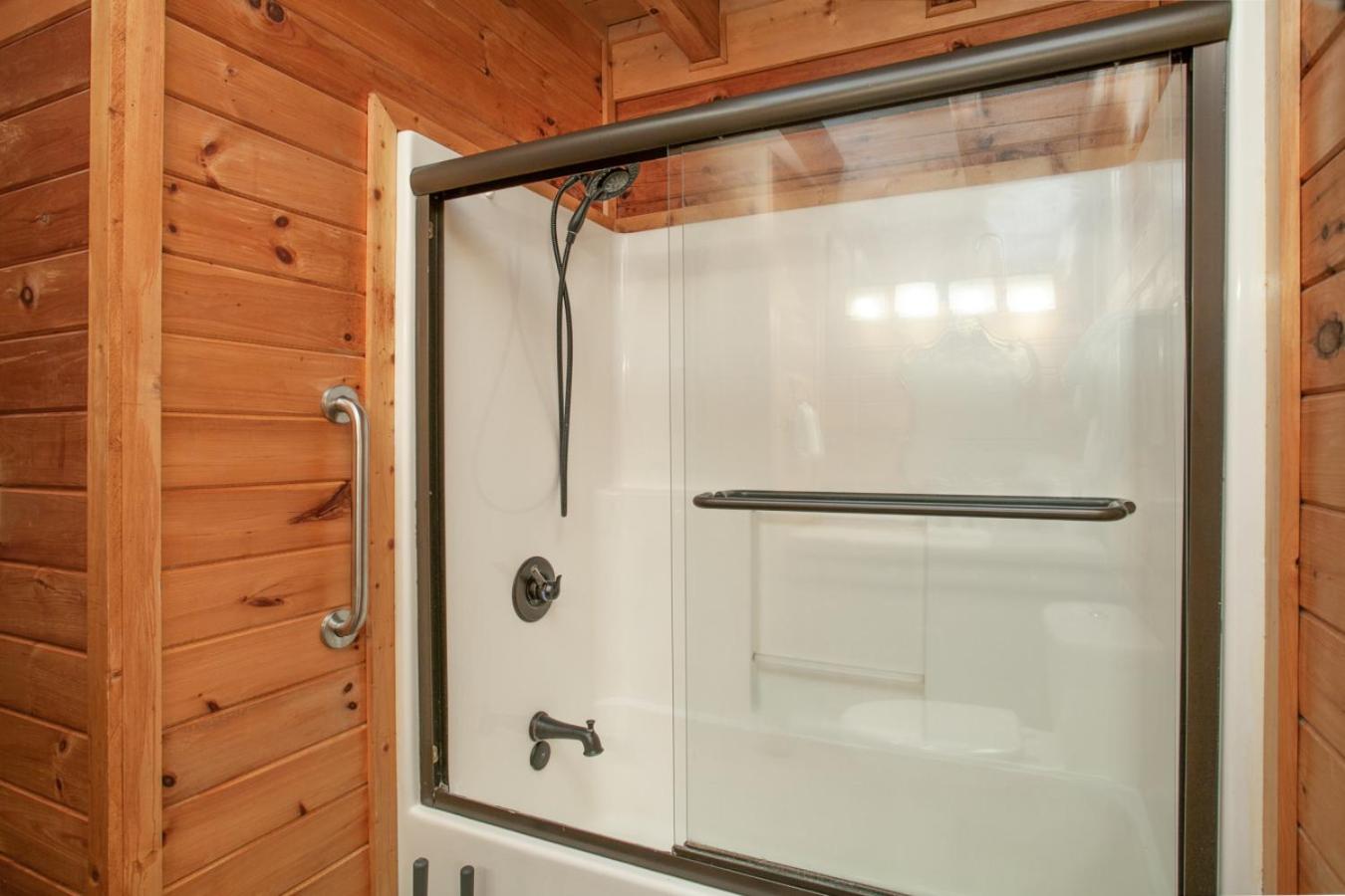 Mountaintop RnR Hot Tub Roku TVs Fireplace