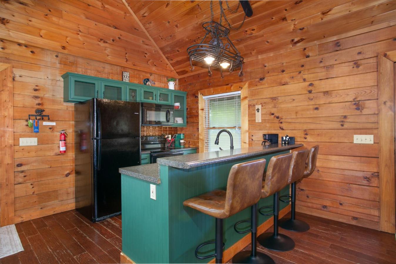 Mountaintop RnR Hot Tub Roku TVs Fireplace