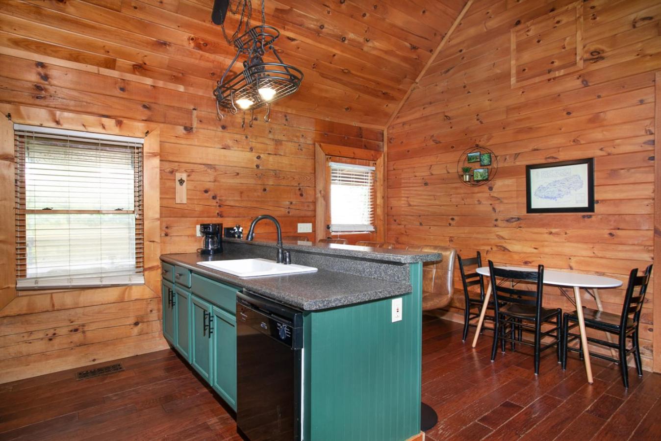 Mountaintop RnR Hot Tub Roku TVs Fireplace