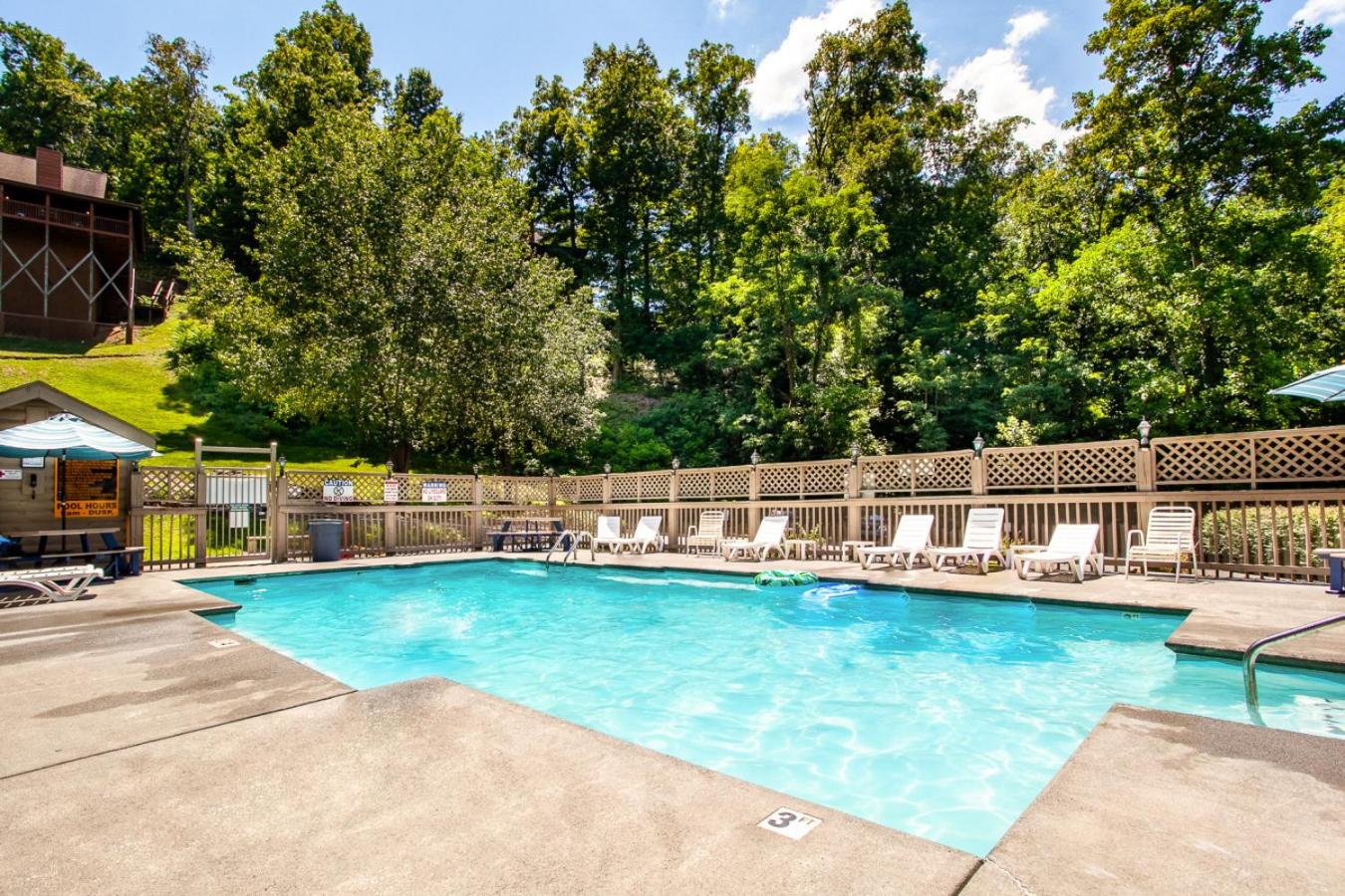 Mountaintop RnR Hot Tub Roku TVs Fireplace